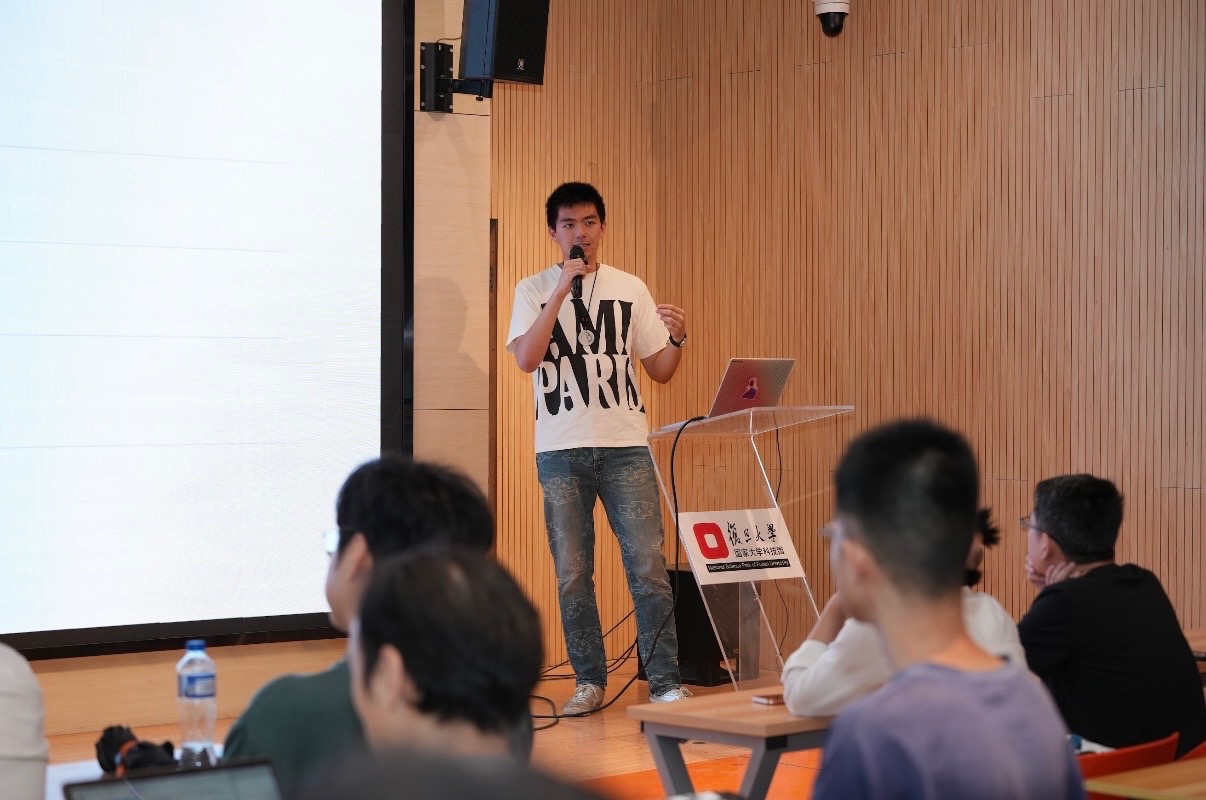 Leon Liu presenting to the audience at Open AGI Builders Day